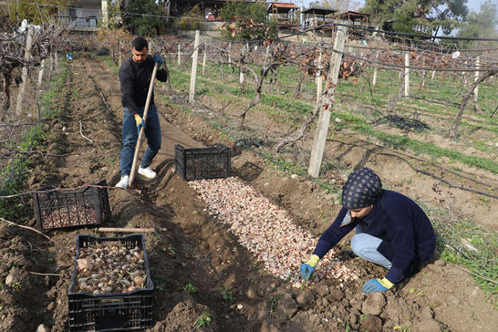 tekstili-birakti-ak-zambak-uretti-konyaya-da-gonderiyor