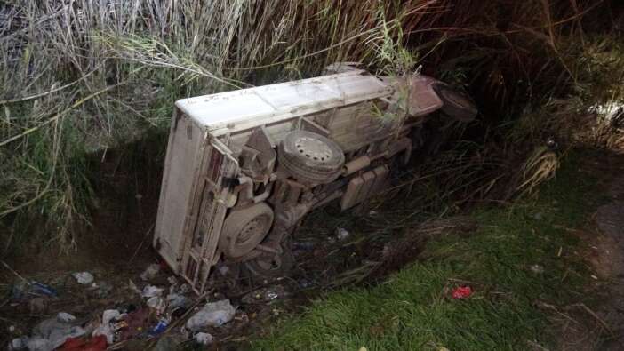 araciyla-sulama-kanalina-yuvarlandi-polislerden-istedigi-sasirtti