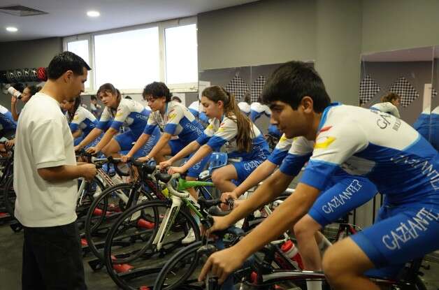 bisiklet-tamircisiyken-antrenor-oldu-bircok-basariya-imza-atti