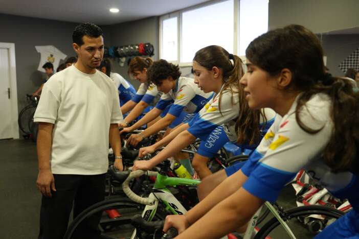 bisiklet-tamircisiyken-antrenor-oldu-bircok-basariya-imza-atti