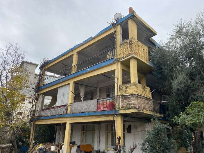 guvenlik-gorevlisi-esinin-ve-7-yasindaki-kizinin-bogazini-kesti