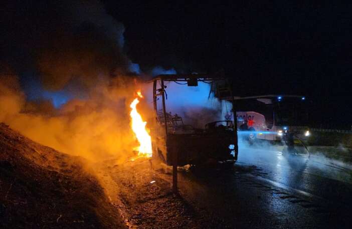 seyir-halindeki-otobus-alev-aldi-39-yolcu-dehseti-yasadi