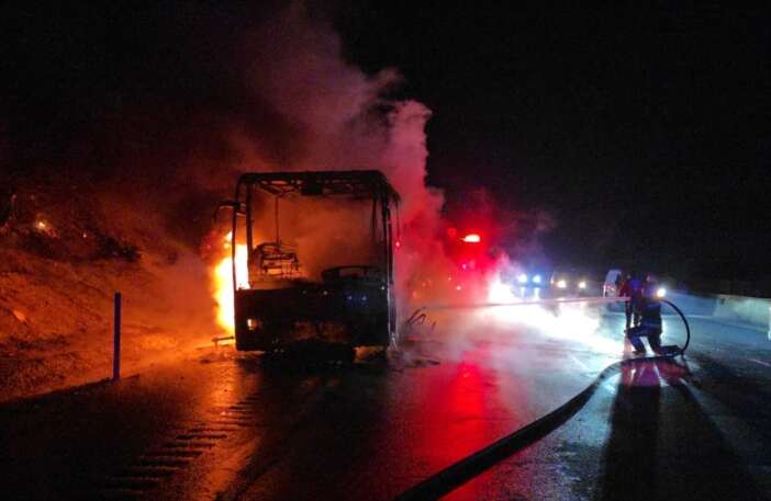 seyir-halindeki-otobus-alev-aldi-39-yolcu-dehseti-yasadi