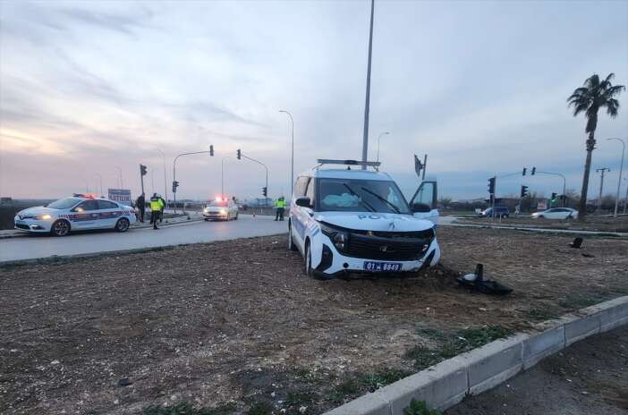 uygulama-noktasindan-kactilar-polis-aracina-carptilar-yaralilar-var