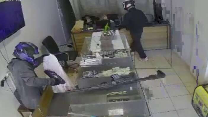 3-dakikada-3-kilo-altin-caldilar-silahli-soygun-ani-kamerada