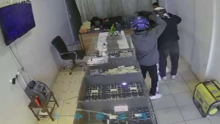 3-dakikada-3-kilo-altin-caldilar-silahli-soygun-ani-kamerada