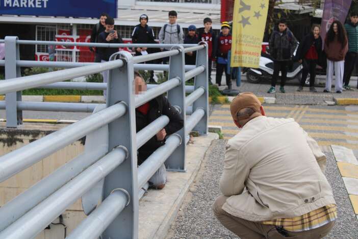 cocuklari-icin-alt-gecidin-korkuluklarina-cikti