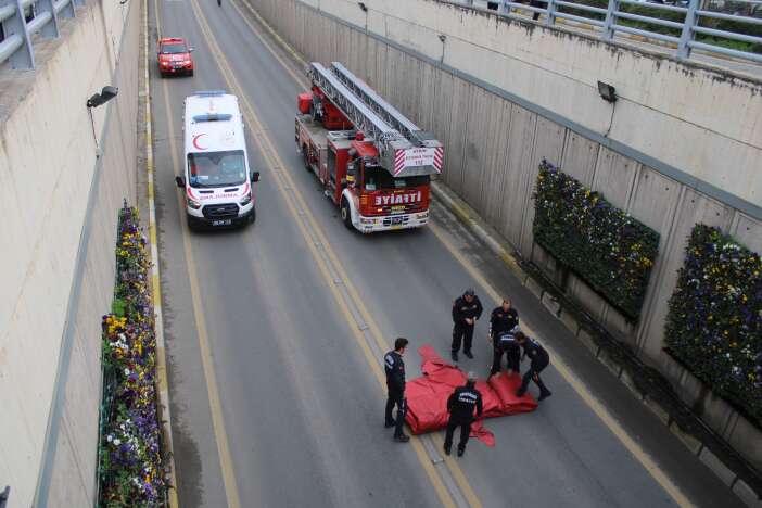cocuklari-icin-alt-gecidin-korkuluklarina-cikti