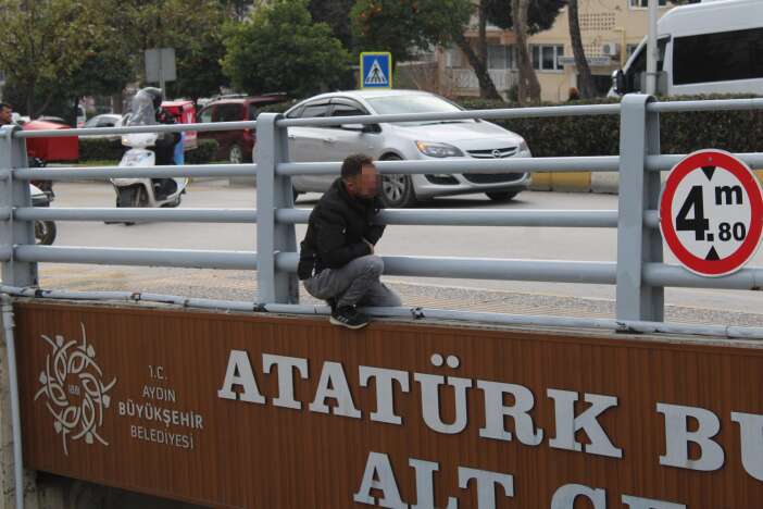 cocuklari-icin-alt-gecidin-korkuluklarina-cikti