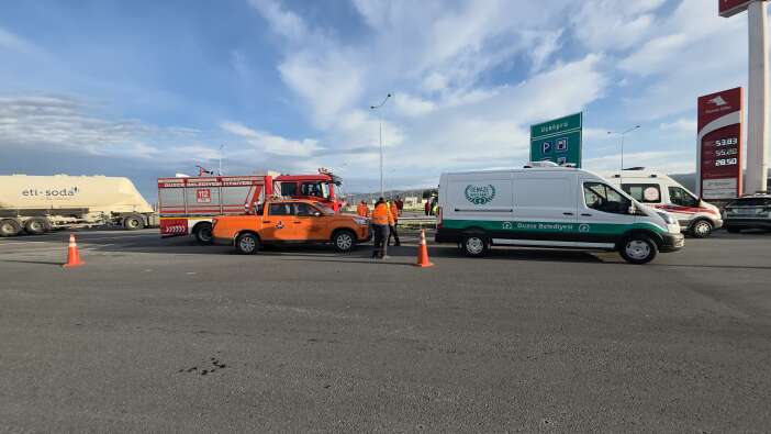 hafif-ticari-aracin-bariyerlere-saplandigi-feci-kazada-2-kisi-oldu