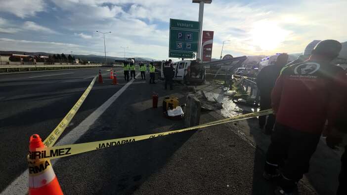 hafif-ticari-aracin-bariyerlere-saplandigi-feci-kazada-2-kisi-oldu