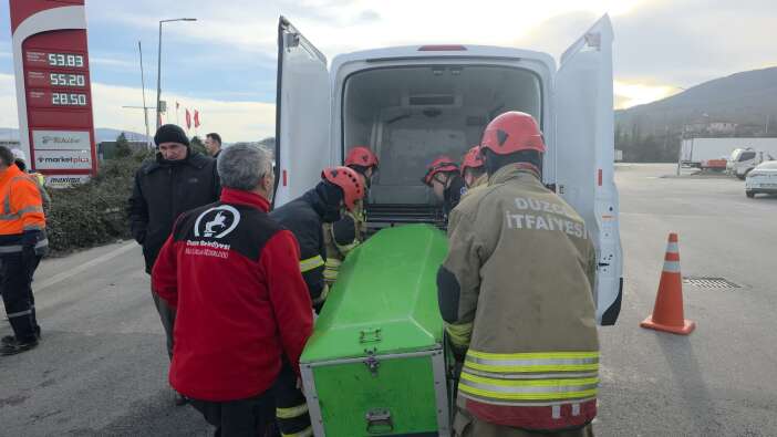 hafif-ticari-aracin-bariyerlere-saplandigi-feci-kazada-2-kisi-oldu