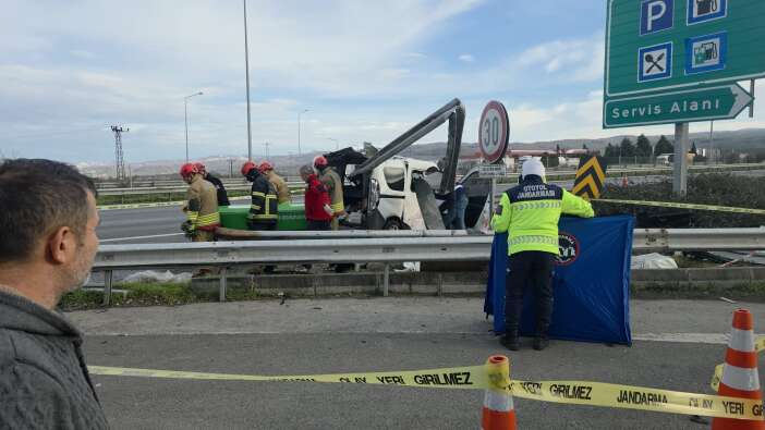 hafif-ticari-aracin-bariyerlere-saplandigi-feci-kazada-2-kisi-oldu