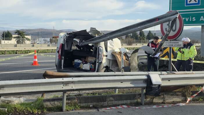 hafif-ticari-aracin-bariyerlere-saplandigi-feci-kazada-2-kisi-oldu