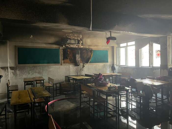 ilkokulda-yangin-panigi-sinif-alevlere-teslim-oldu