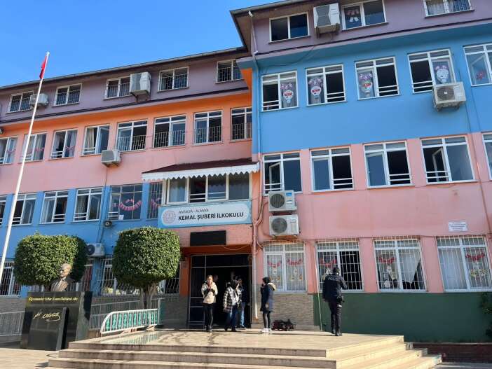 ilkokulda-yangin-panigi-sinif-alevlere-teslim-oldu