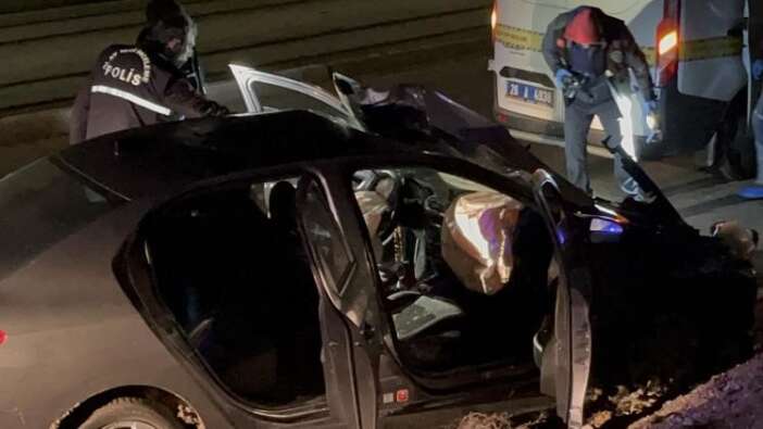 katliam-gibi-kaza-otomobil-tramvaydan-inen-yayalara-carpti-3-olu-var