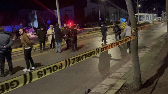 katliam-gibi-kaza-otomobil-tramvaydan-inen-yayalara-carpti-3-olu-var