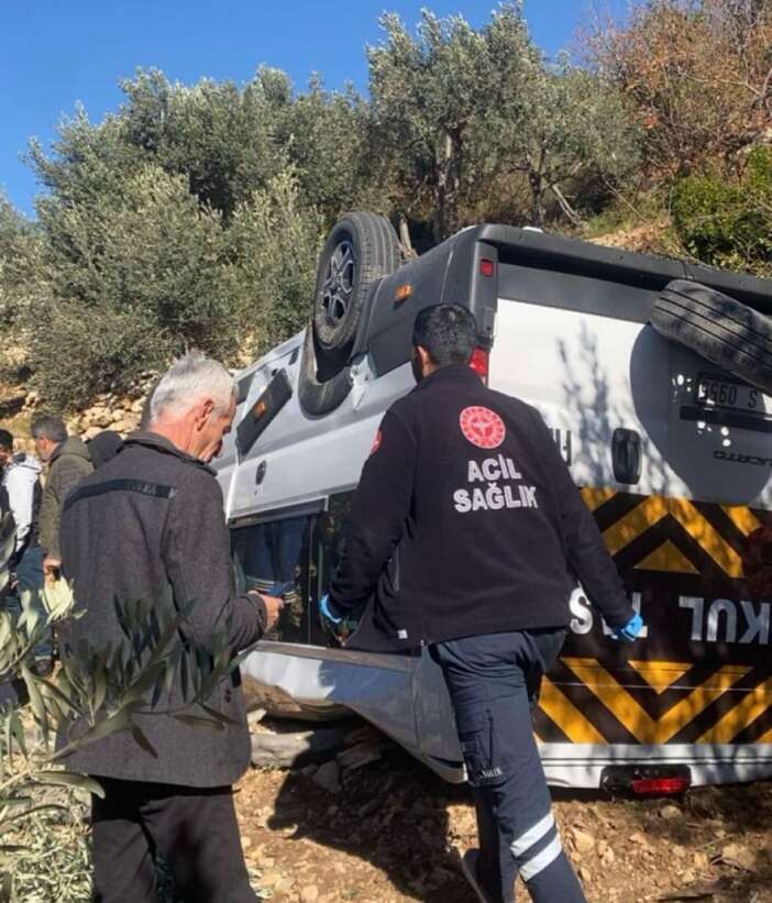 ogrenci-servisi-sarampole-yuvarlandi-cok-sayida-yarali-var