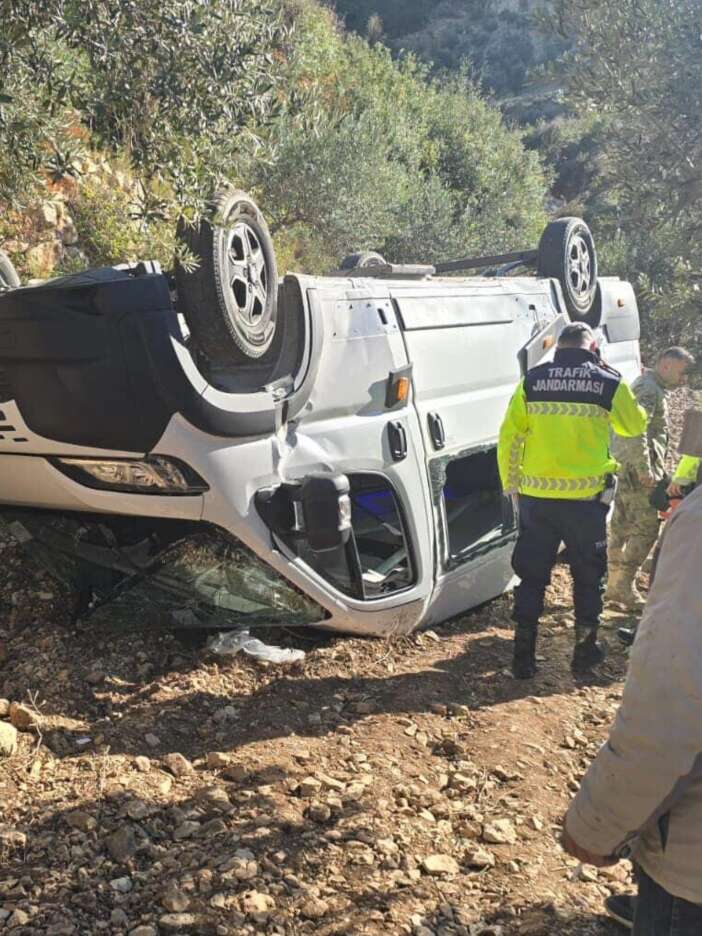 ogrenci-servisi-sarampole-yuvarlandi-cok-sayida-yarali-var