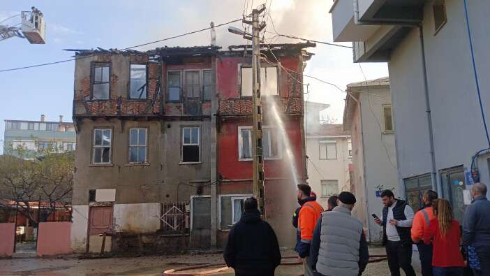 elektrikli-soba-yangini-alevler-uykuda-yakaladi