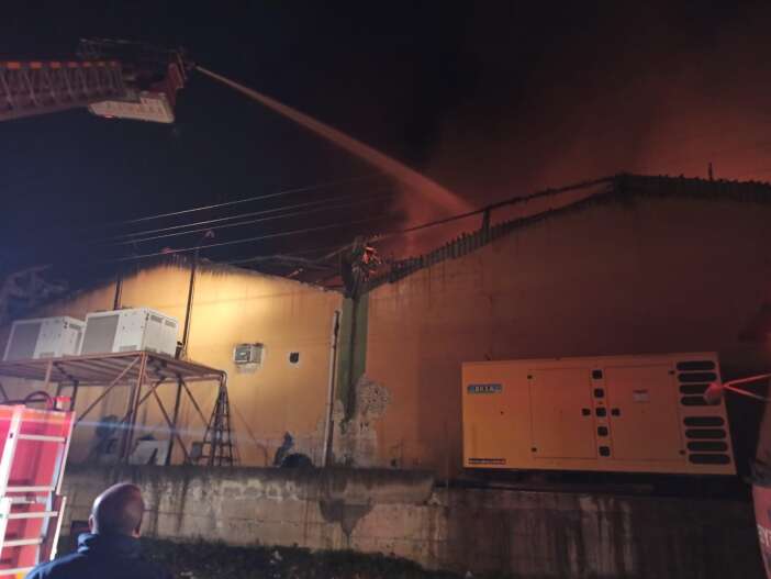 fabrikada-yangin-60-isci-kurtarildi-1-isci-oldu