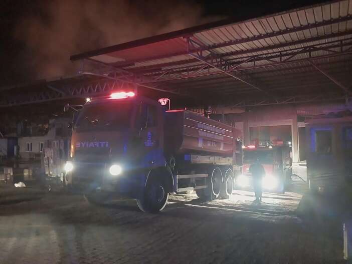 fabrikada-yangin-60-isci-kurtarildi-1-isci-oldu