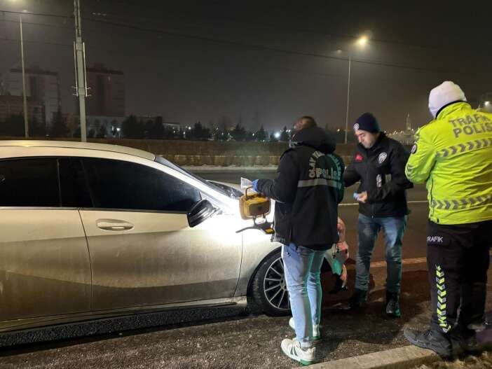 alkollu-surucu-dehset-sacti-1i-polis-2-kisi-yaralandi