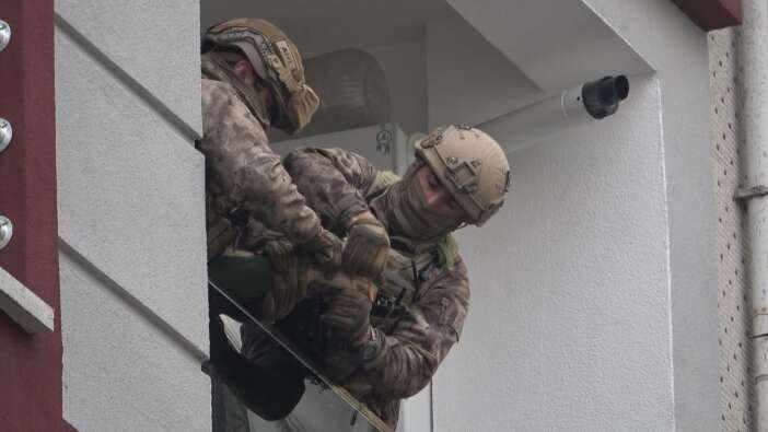 elindeki-bicakla-ortaligi-ayaga-kaldirdi-ozel-harekat-ekipleri-devreye-girdi