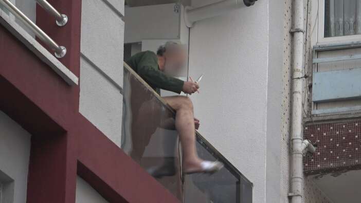 elindeki-bicakla-ortaligi-ayaga-kaldirdi-ozel-harekat-ekipleri-devreye-girdi