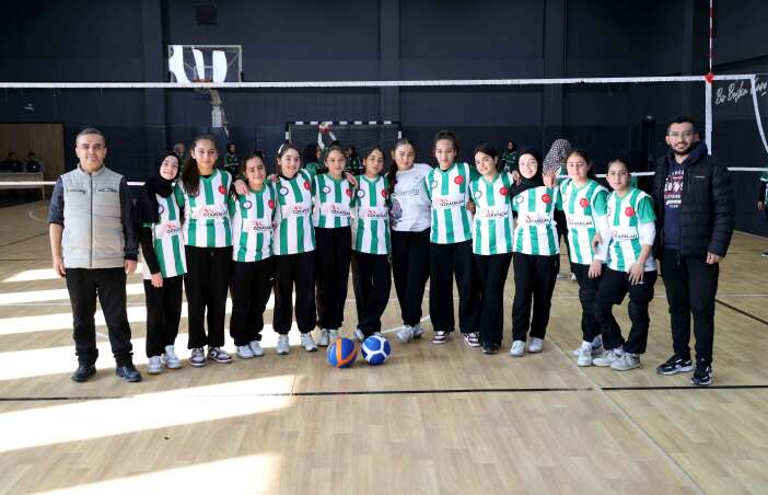 konyada-ortaokullar-arasi-voleybol-turnuvasi-basladi