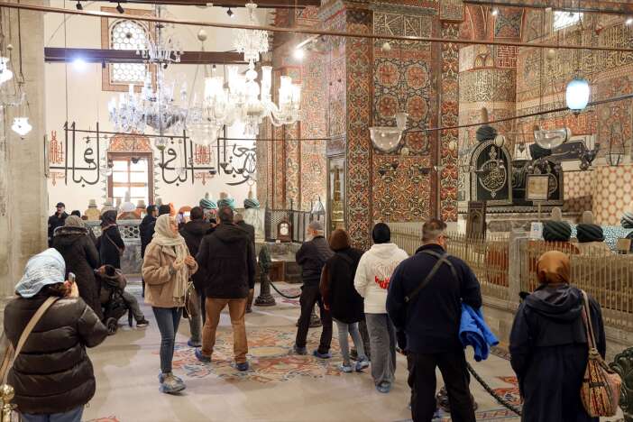 mevlananin-gel-cagrisina-uyan-milyonlar-konyaya-akin-etti