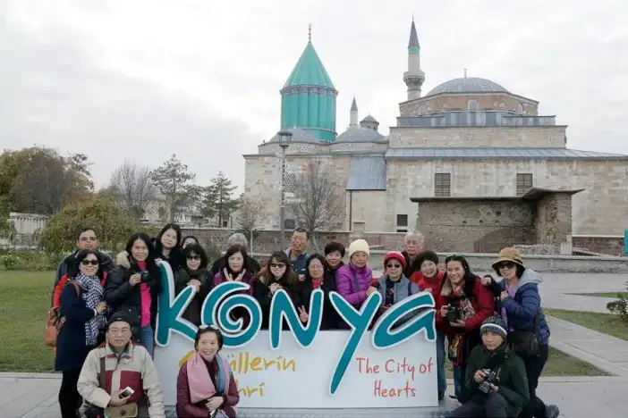 mevlananin-gel-cagrisina-uyan-milyonlar-konyaya-akin-etti