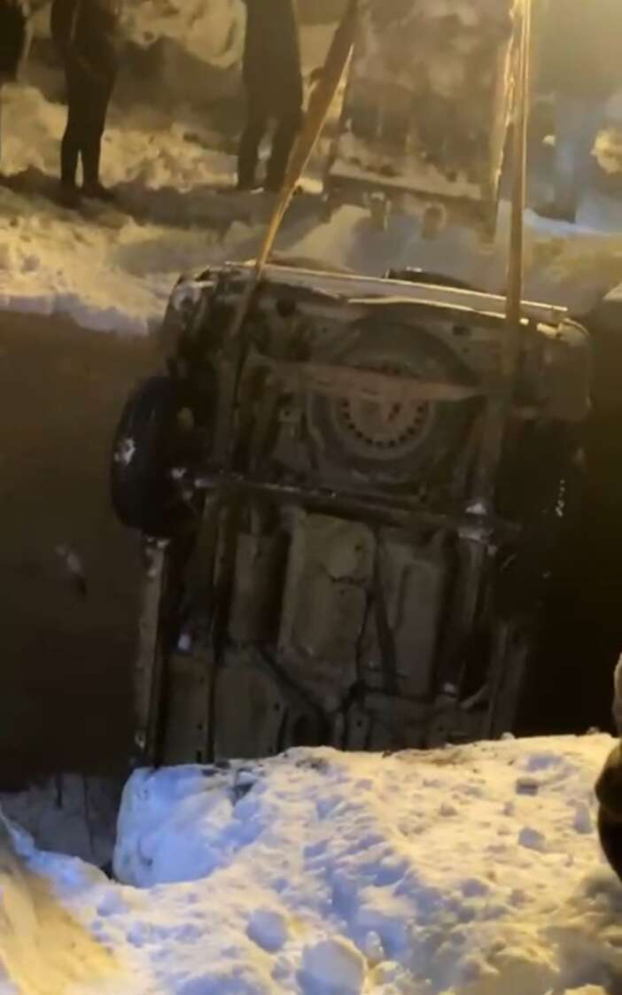 takla-atan-otomobil-kopruden-dustu-4-kisi-hastaneye-kaldirildi