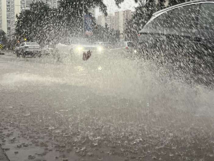 firtina-hayati-felc-etti-agac-5-aracin-uzerine-devrildi