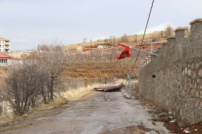 firtina-konyada-bir-ilceyi-yerle-bir-etti-emniyet-binasinda-da-hasar-var