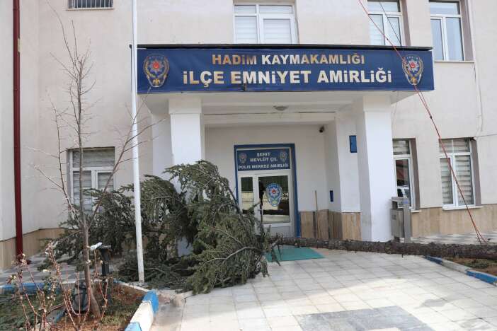 firtina-konyada-bir-ilceyi-yerle-bir-etti-emniyet-binasinda-da-hasar-var