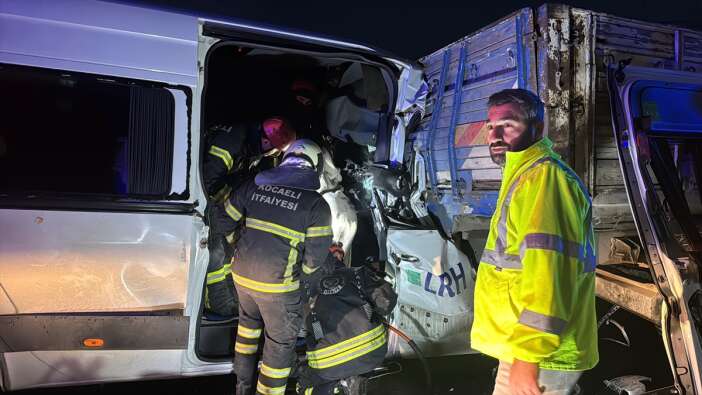 kamyon-servis-minibusuyle-carpisti-yaralilar-var