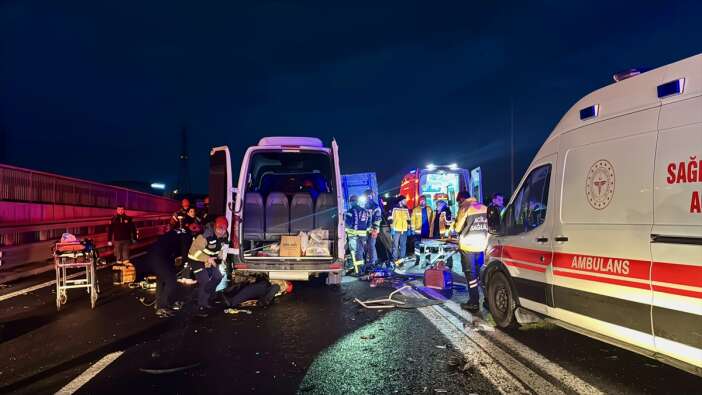 kamyon-servis-minibusuyle-carpisti-yaralilar-var