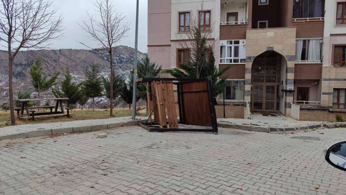 konyada-firtina-okulun-catisini-ucurdu