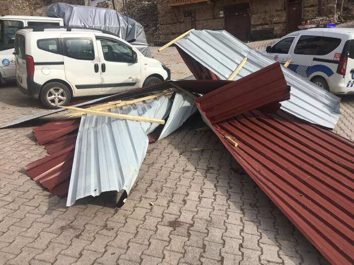 konyada-firtina-okulun-catisini-ucurdu