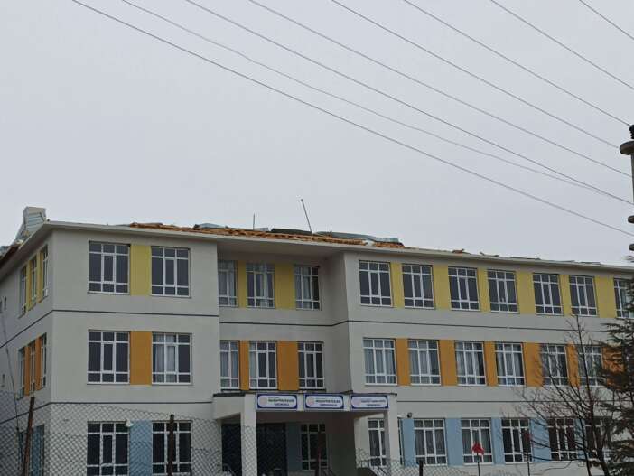 konyada-firtina-okulun-catisini-ucurdu