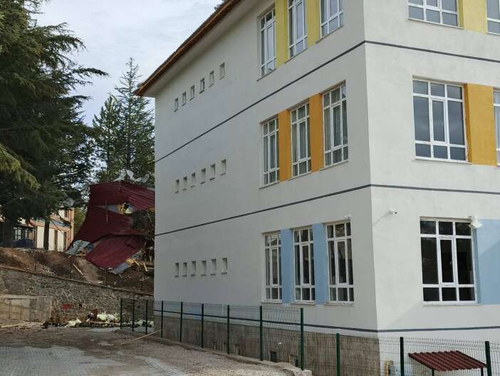 konyada-firtina-okulun-catisini-ucurdu