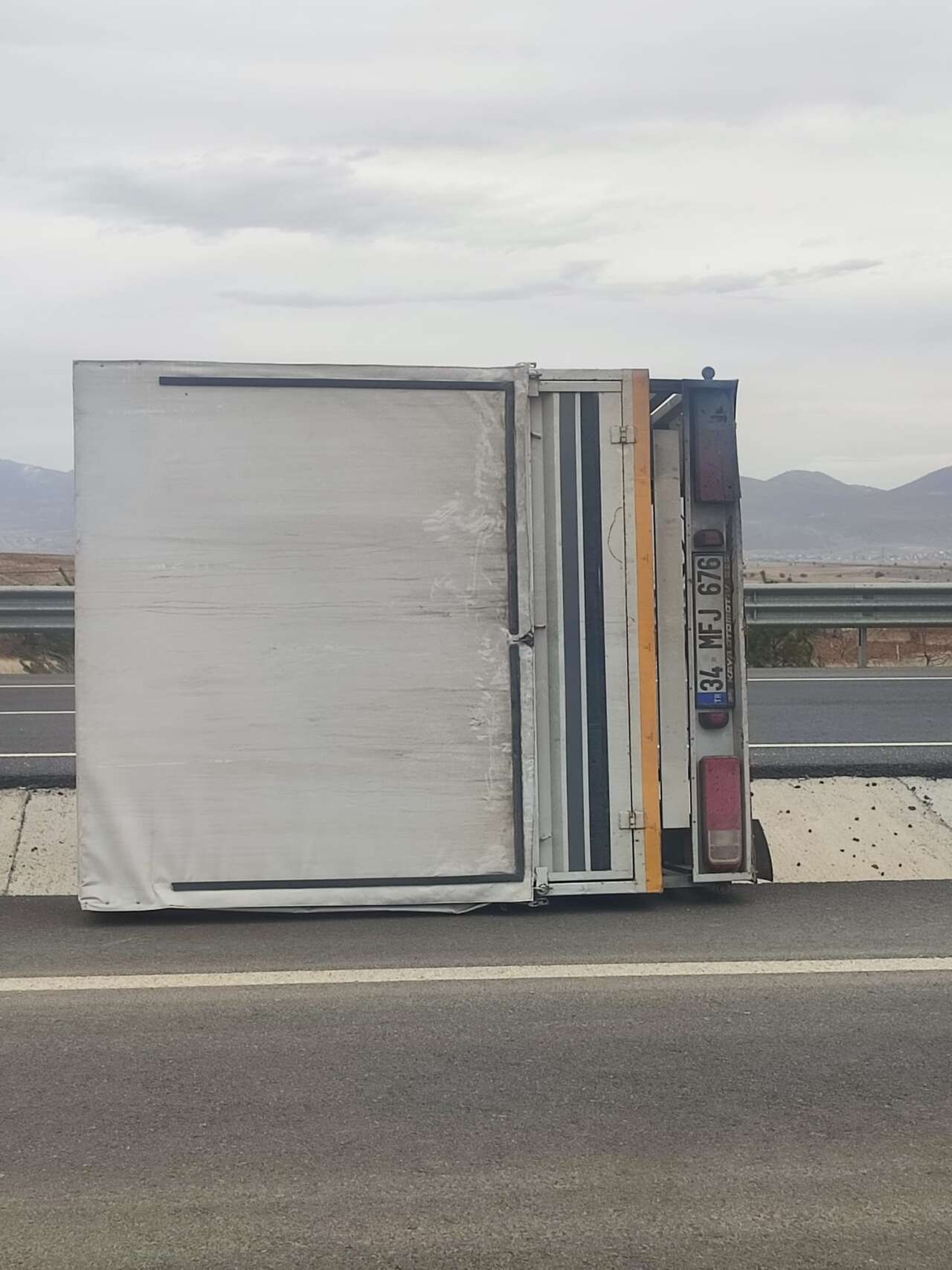 konyada-firtinanin-siddetini-gosteren-kare-kasa-kamyonun-uzerinden-uctu