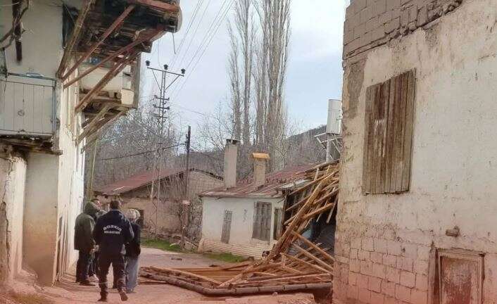 konyada-firtinanin-siddetini-gosteren-kare-kasa-kamyonun-uzerinden-uctu