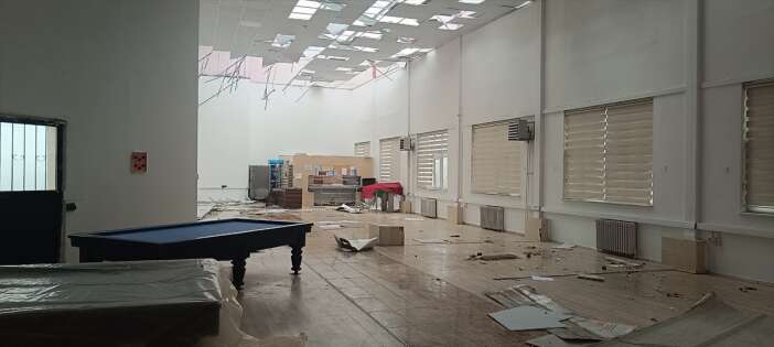 kuvvetli-ruzgar-binalarin-catisini-ucurdu-agaclari-devirdi