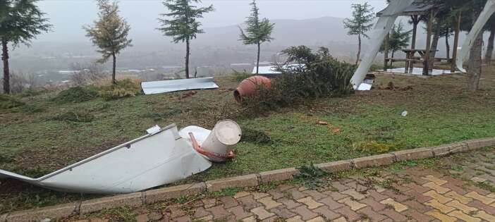 kuvvetli-ruzgar-binalarin-catisini-ucurdu-agaclari-devirdi