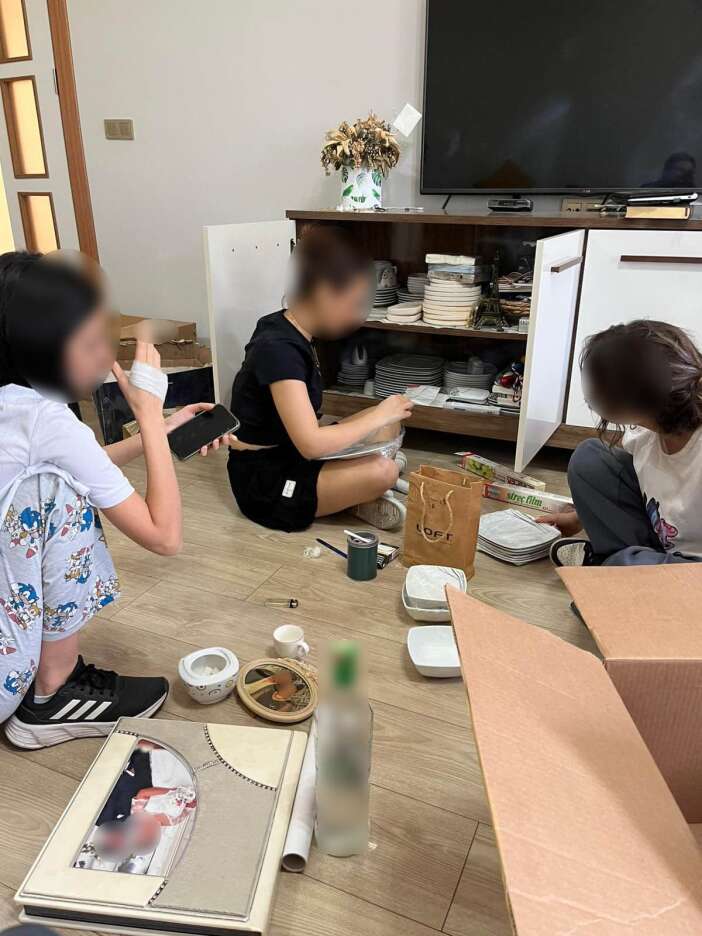 ogrencilerine-ders-saatinde-evini-temizleten-ogretmene-sorusturma