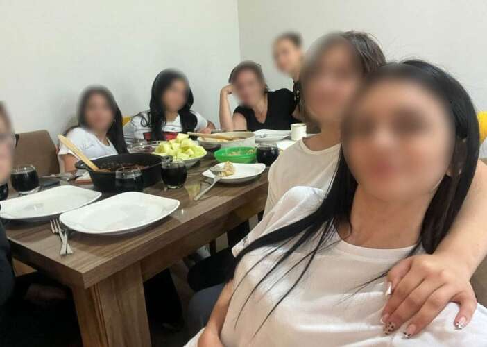 ogrencilerine-ders-saatinde-evini-temizleten-ogretmene-sorusturma