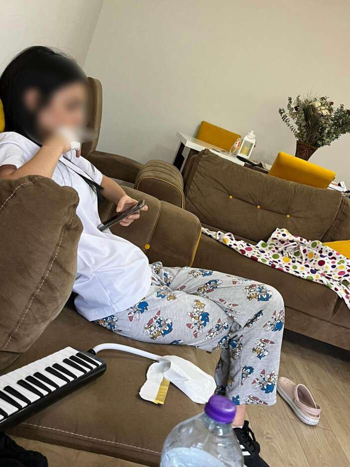 ogrencilerine-ders-saatinde-evini-temizleten-ogretmene-sorusturma